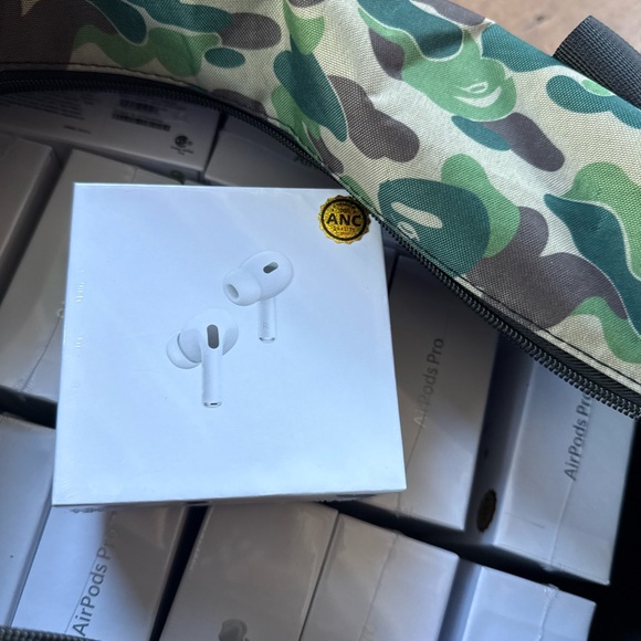 Apple White Wireless Headset with Noise Cancellation